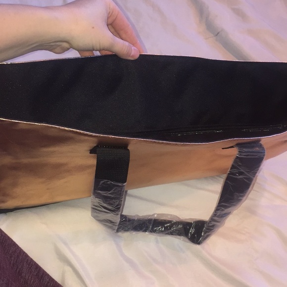 NWT PINK Victoria Secret metallic bag gold blck - Picture 6 of 8